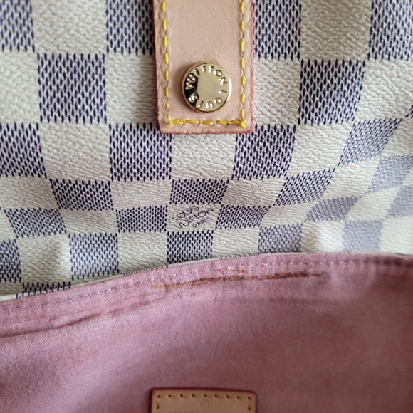 Woman's Purse - Picture 11 of 16